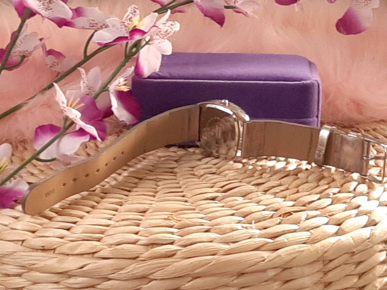LADIES BIG NUMBER PEWTER SILVER BAND WATCH NWOT NEEDS BATTERY