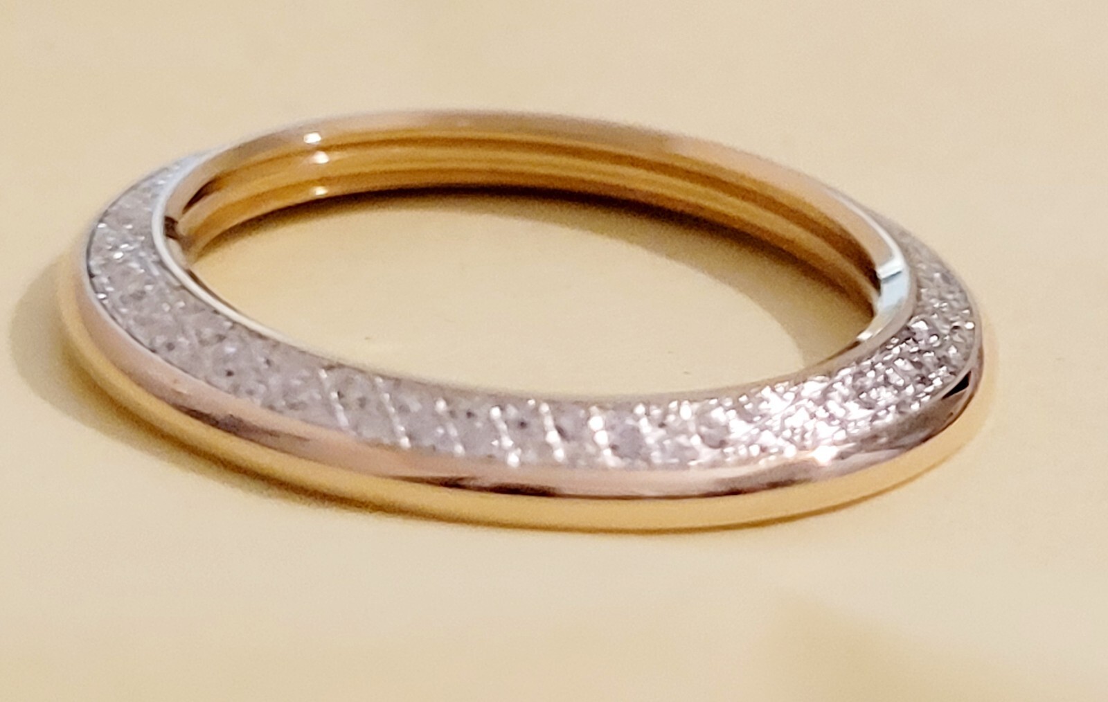 Gucci Diamond Cut Bezel,Authentic, 1100–11/12–11/12.2💃,Pristine Condition.