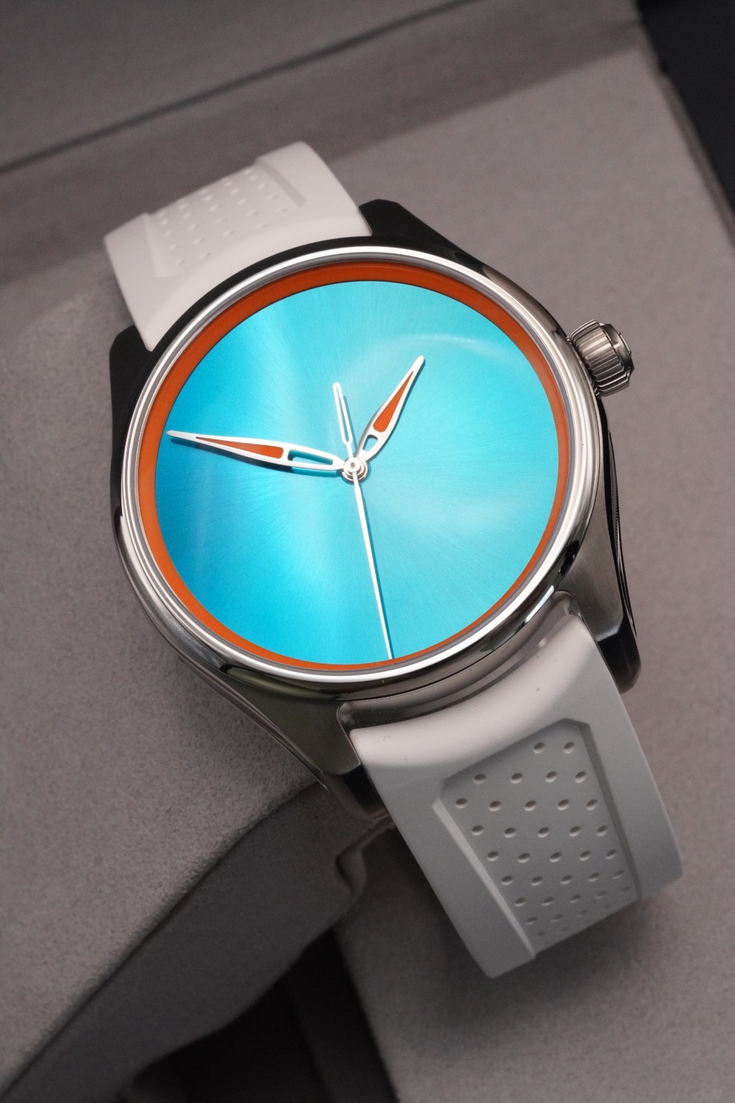 H.Moser & Cie. Pioneer Centre Seconds UNWORN 2026 Spiced Aqua Complete Set