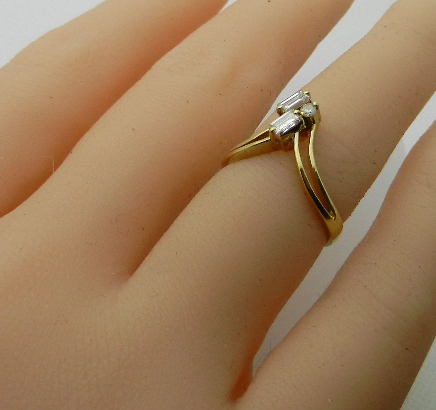 Solid 14k Gold Chevron V shape Natural Diamonds Ring size 4.75