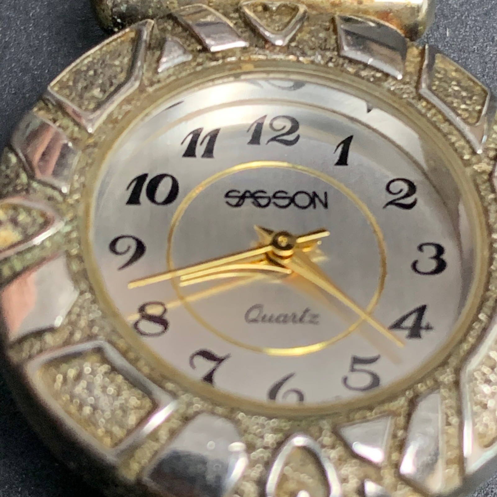 Sasson Womens Vintage Gold Silver Tone Heart Filigree Quartz Watch 9380B V377