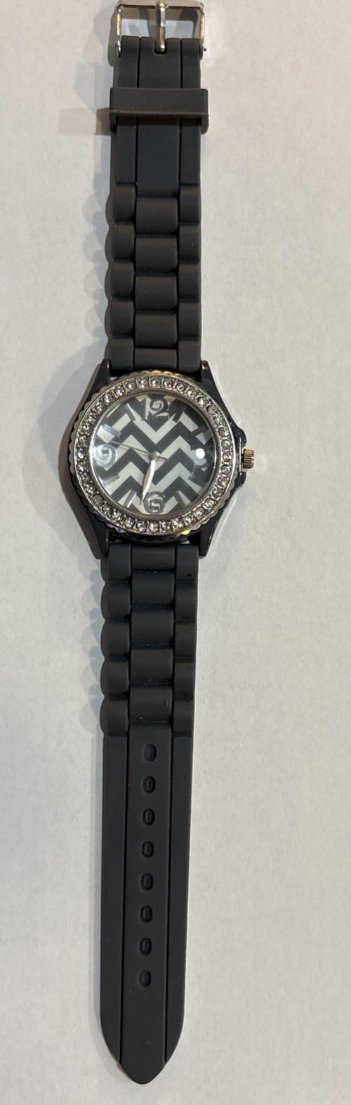 WOMEN’S CHARCOAL GRAY/WHITE CHEVRON QUARTZ RHINESTONE WRISTWATCH, SILICONE BAND