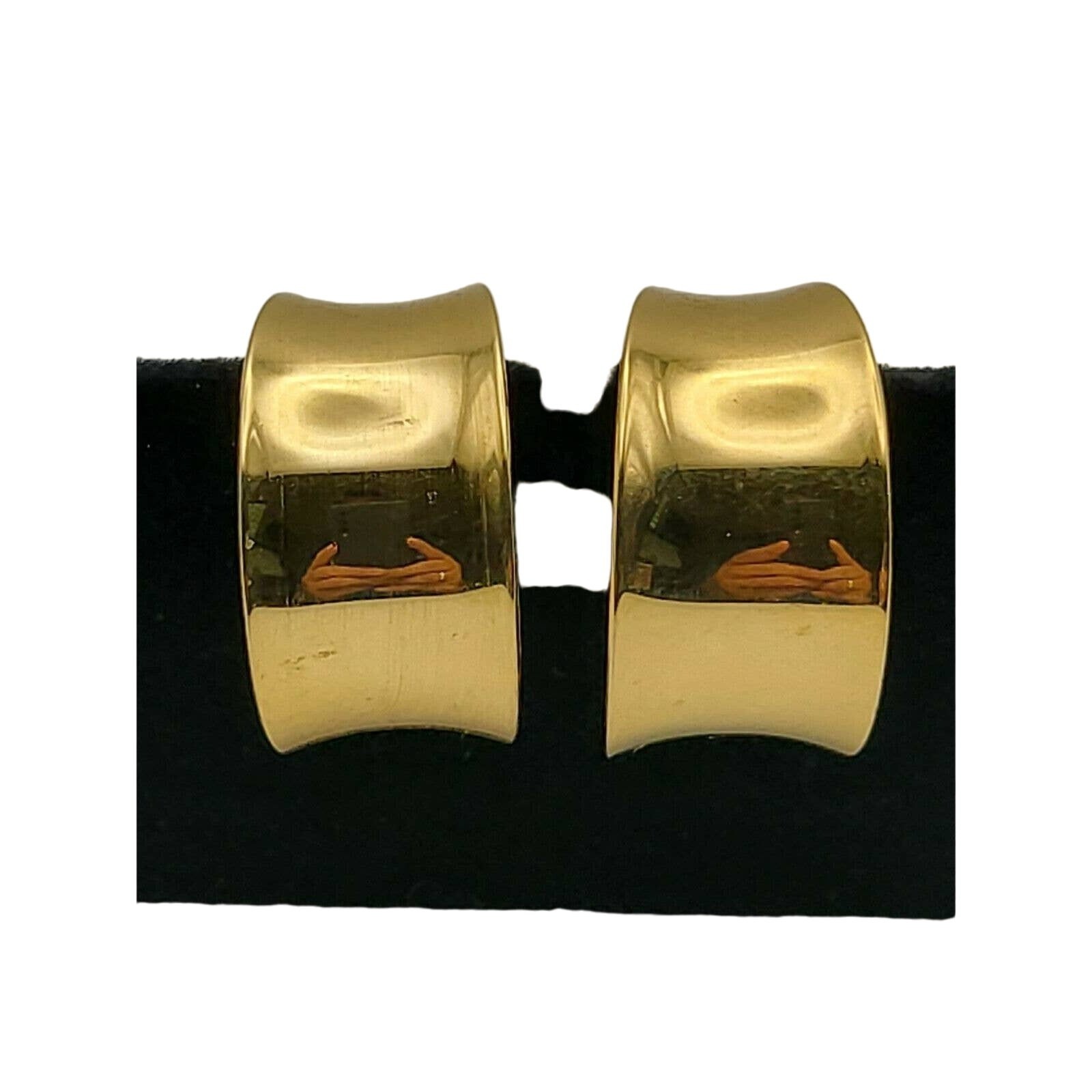 Vintage TRIFARI Wide HOOP EARRINGS Gold Tone 1″ Rund Clip Ons Marked