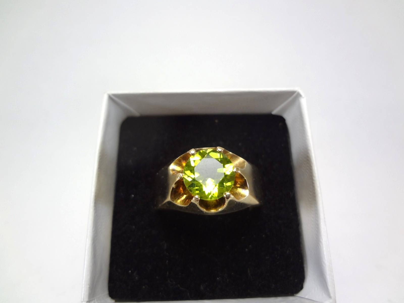 10K SOLID GOLD- PERIDOT IN A BELCHER STYLE RING – 7.30 GRAMS – SIZE 11.5 – F91