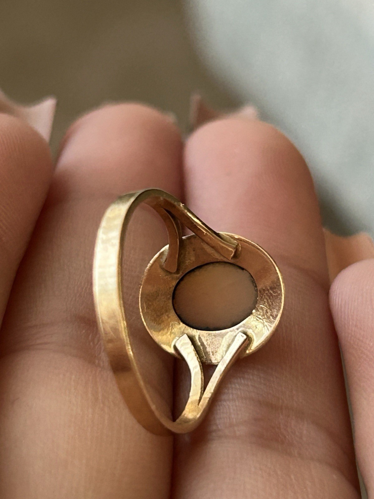 14k Stamped 585 Yellow Gold Ring Size 7.5 Vintage Left Facing Cameo Design 2.4g