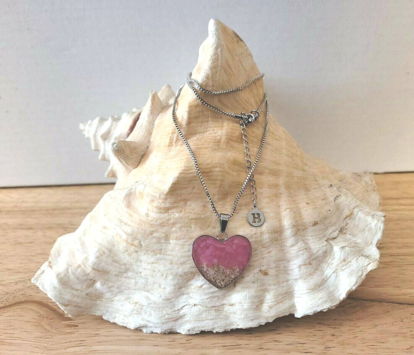 💖PINK PEBBLES WITH WHITE SAND HEART SHAPED PENDANT AND NECKLACE