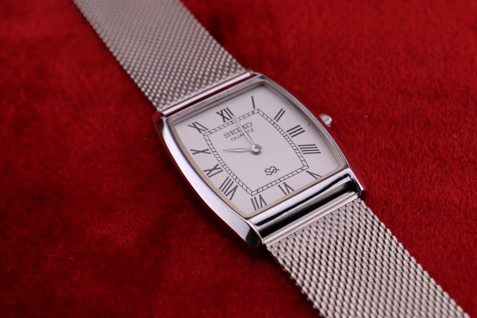 Vintage Seiko Slim Quartz Barrel Tank White Dial Silver Mesh Band Wrist Watch