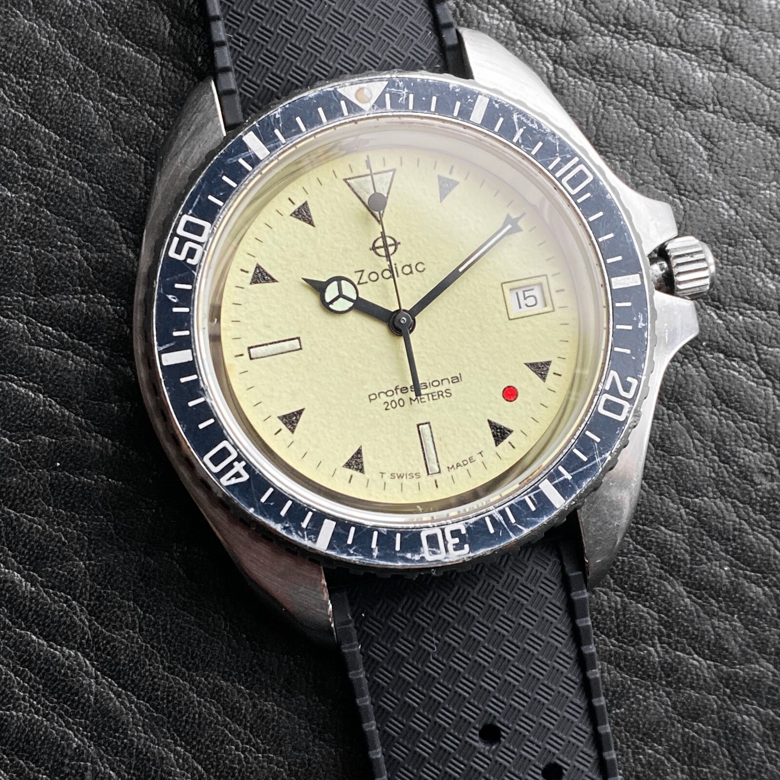 EXCELLENT ZODIAC VINTAGE RED POINT RED DOT 106.21.07 QUARTZ DIVER SWISS