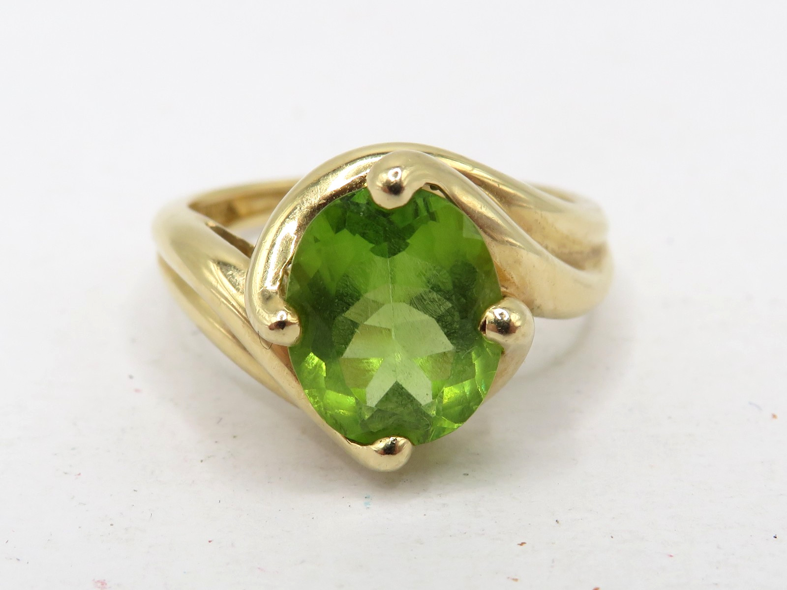 BEAUTIFUL LADIES 14k YELLOW GOLD RING w 2.50cts OVAL PERIDOT – SIZE: 6.0 *