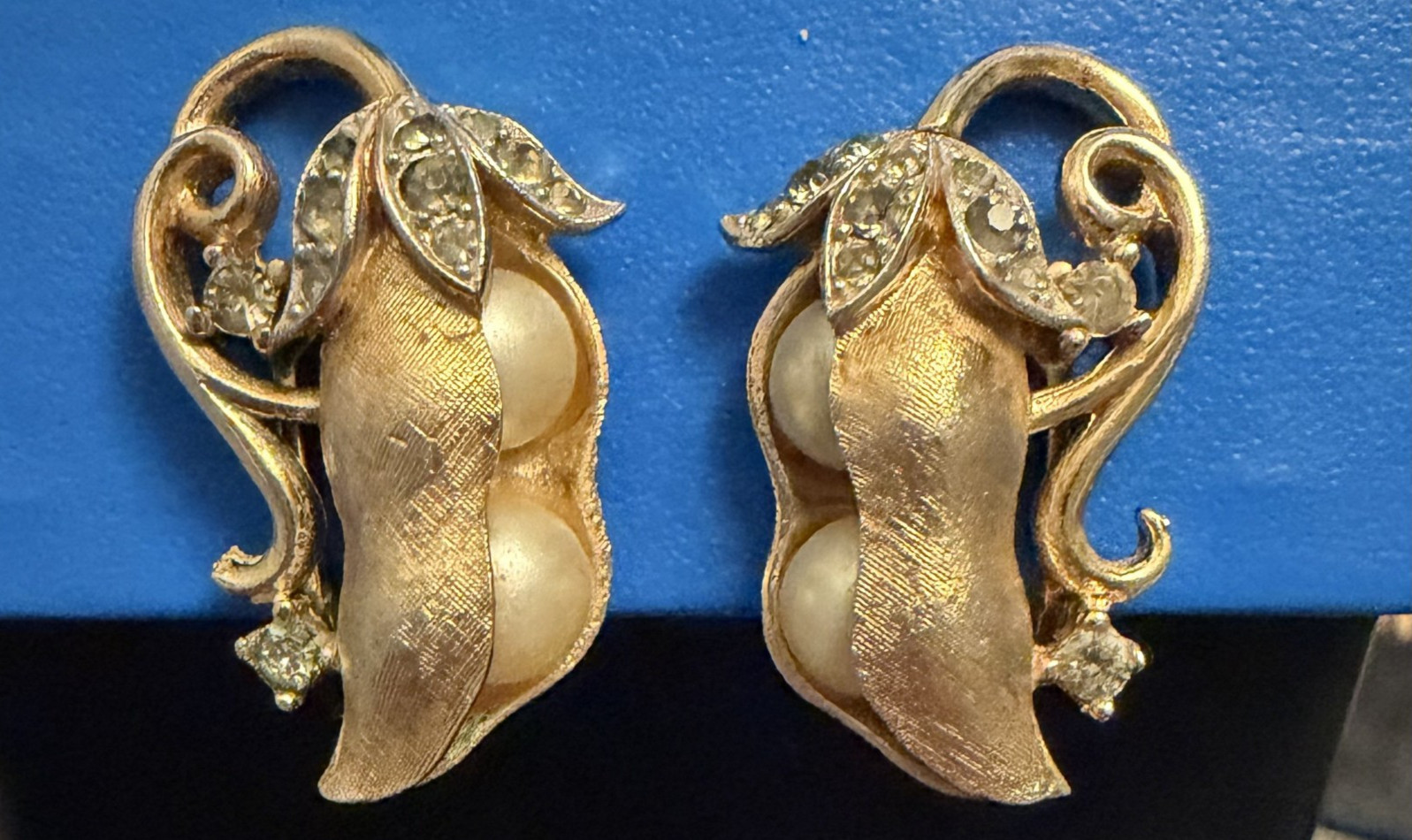 Truly Vintage TRIFARI ALFRED PHILIPPE Pea Pod Earrings Rhinestone Gold Tone.
