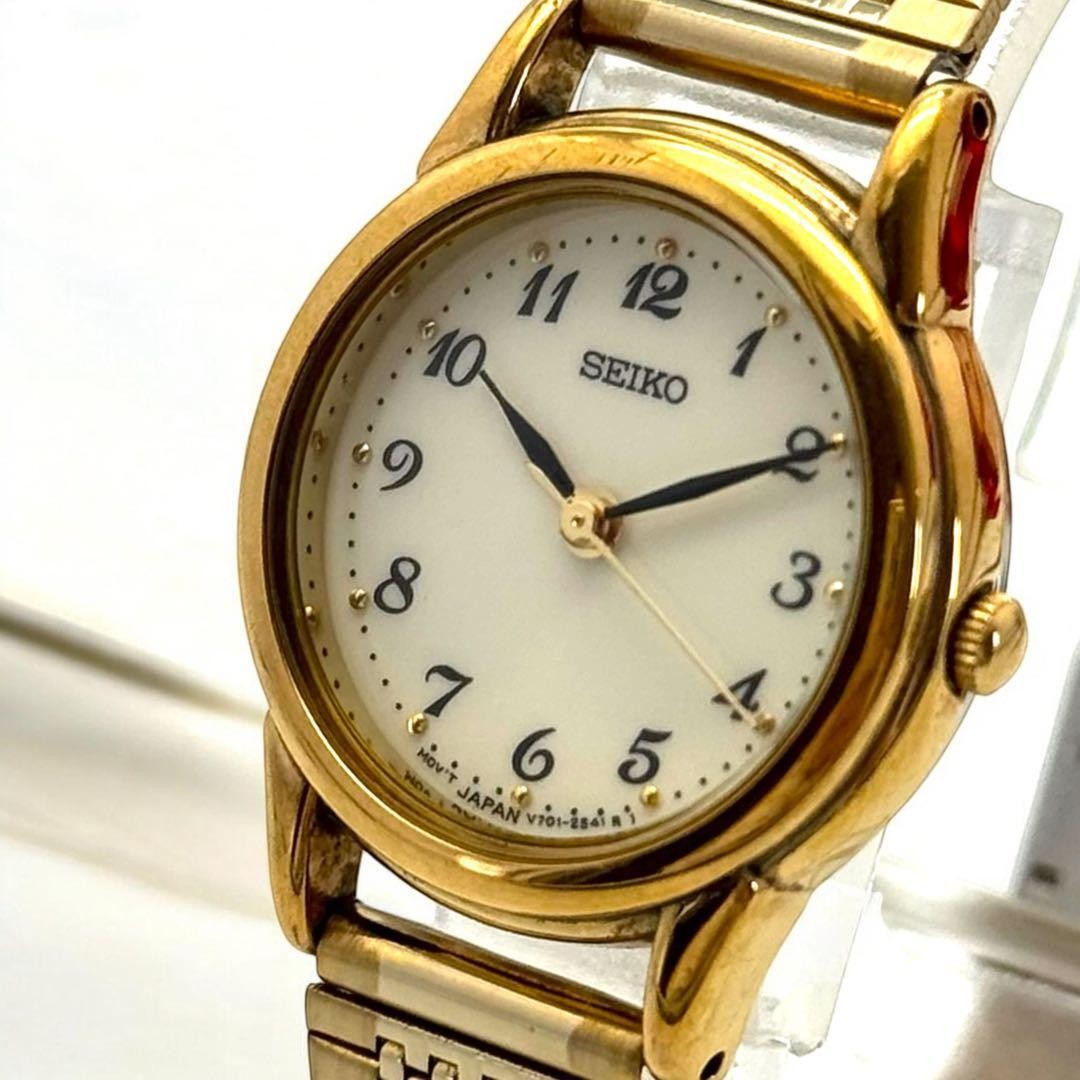 SEIKO new battery wristwatch working item V701 1930 bracelet