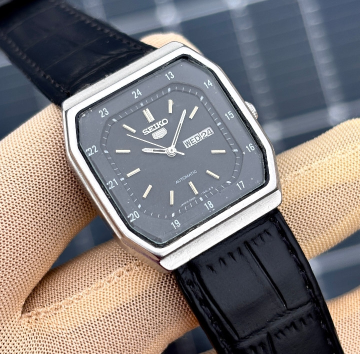 Vintage Seiko 5 Automatic Black Railway Dial Japan Made Unisex Watch 2906-5450.