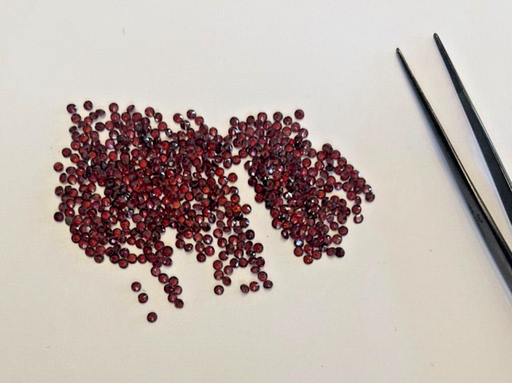ONE LOT OF 50 PIECES 2.75-3.00 MM GENUINE ROUND FACETED GARNETS BELOW WHOLESALE