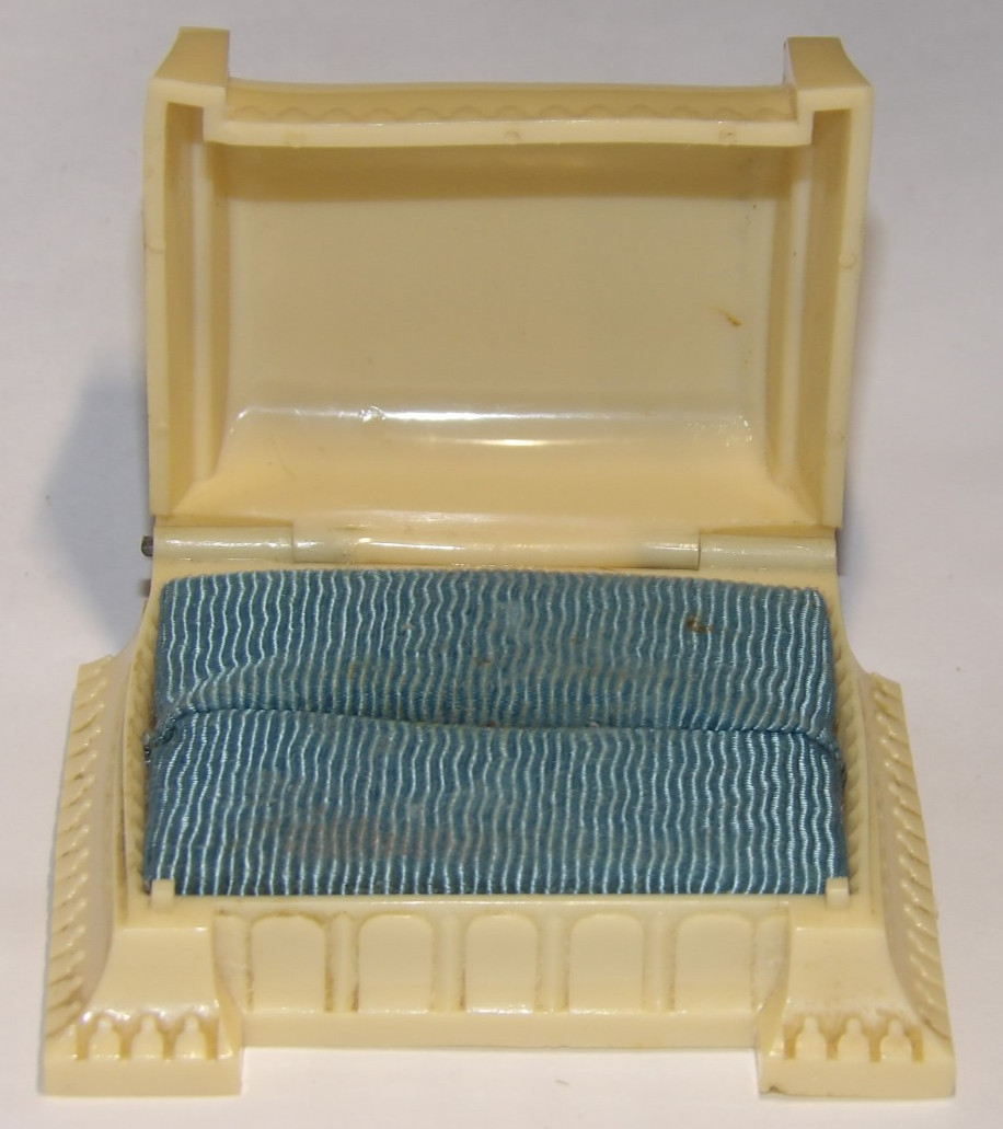 ART DECO WARNER J. C. CO. RING BOX! CELLULOID! CREAM COLOR! BLUE VELVET LINING!