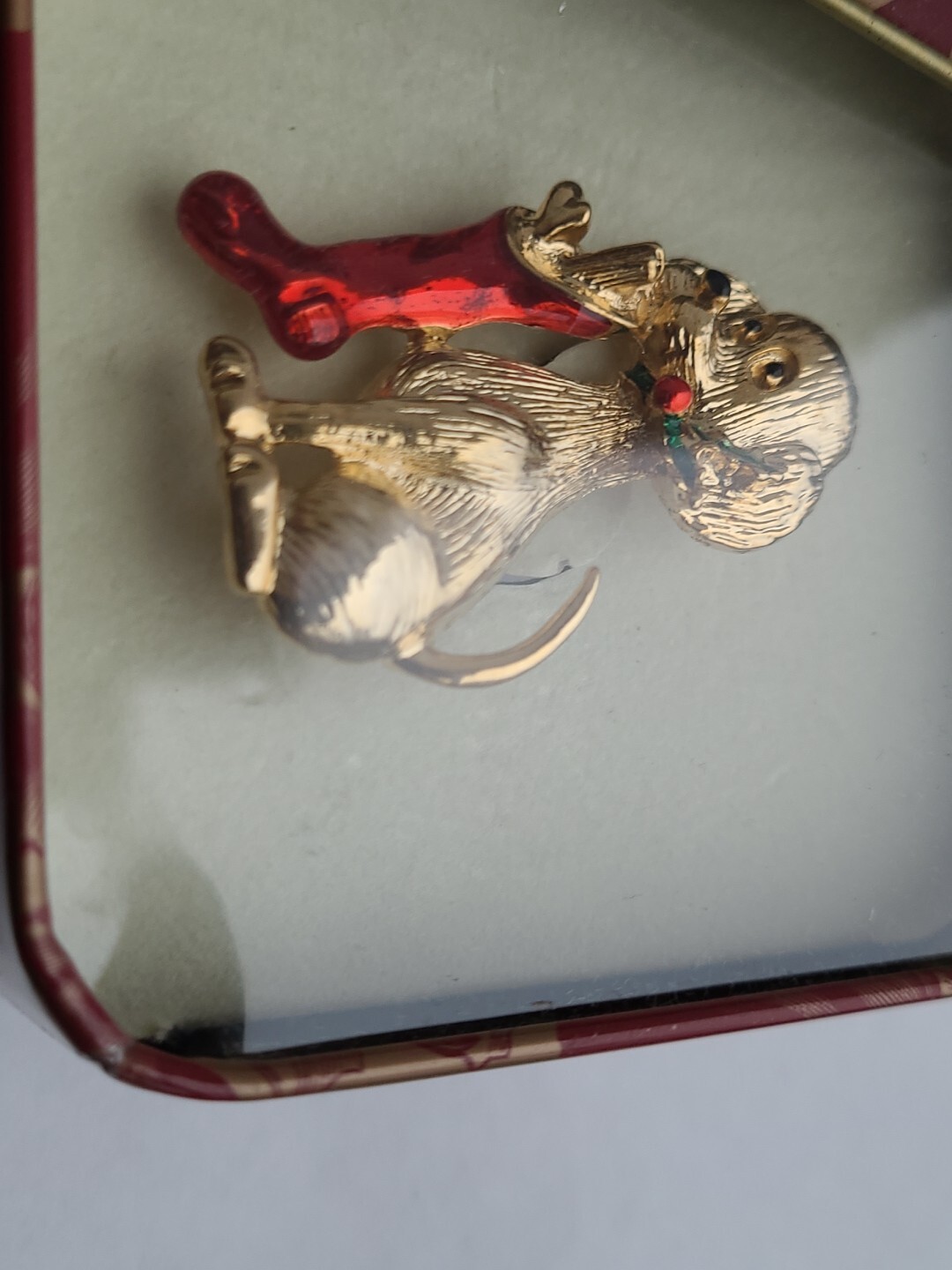NEW Vtg Gerry’s Christmas Puppy Hound Dog Stocking Gold Tone Textured Pin Brooch
