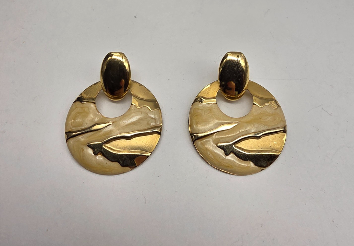 Cream Beige Swirled Enamel Gold Tone Knocker Pierced Earrings Vintage