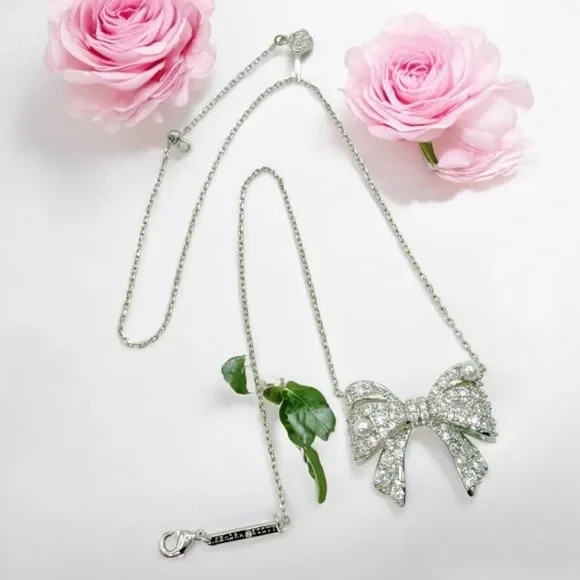 KENDRA SCOTT Krista Silver Bow Short Pendant Necklace in White Mix