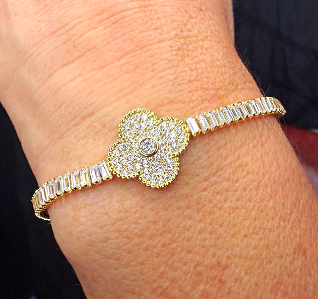 Elegant 0.90 CTW VVS D Color Moissanite Clover Tennis Bracelet 7.25”