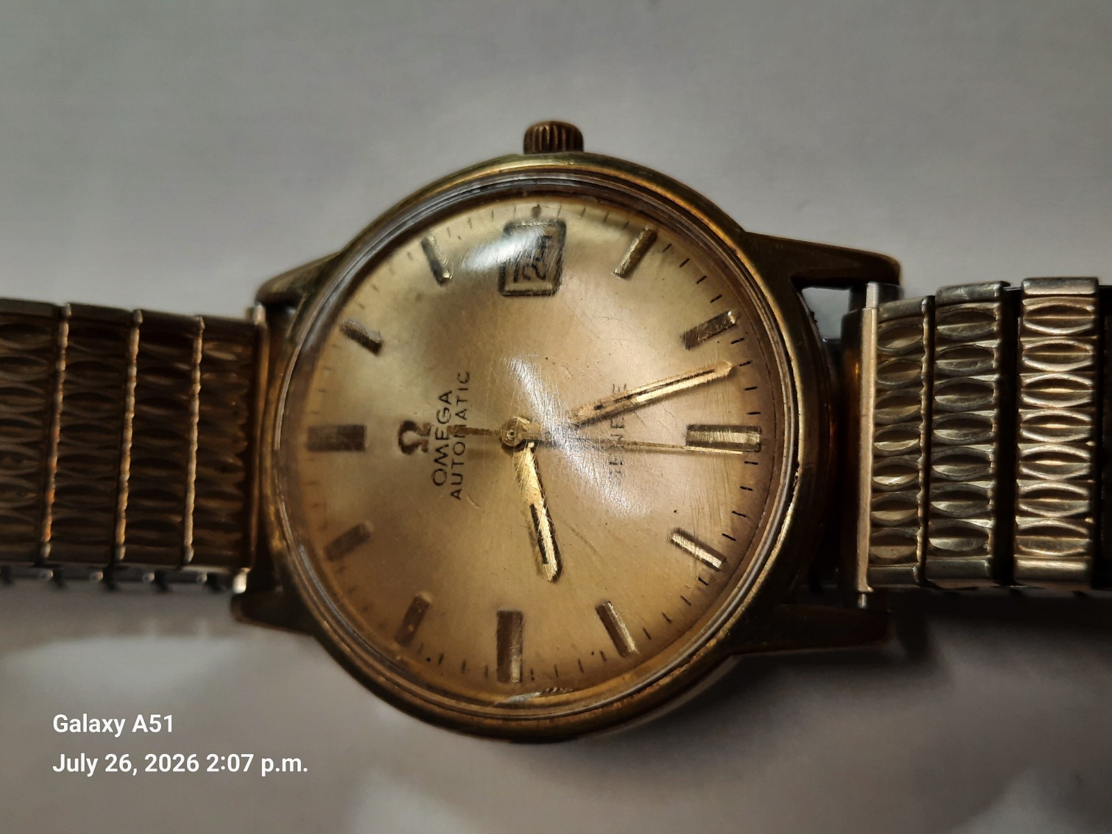 VINTAGE OMEGA GENEVE 17J, AUTO WIND, DATE @ 3 RUNS