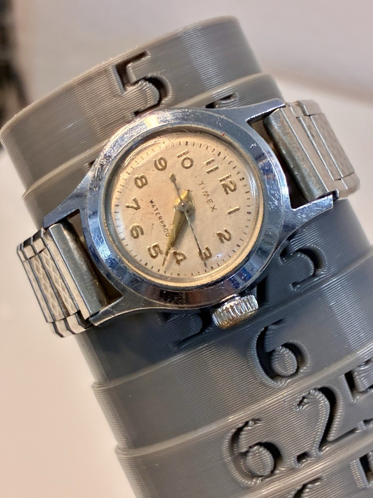 Timex Vintage Women’s Mechanical Watch, Shock-Resistant, Silver Dial, 17J WORKS