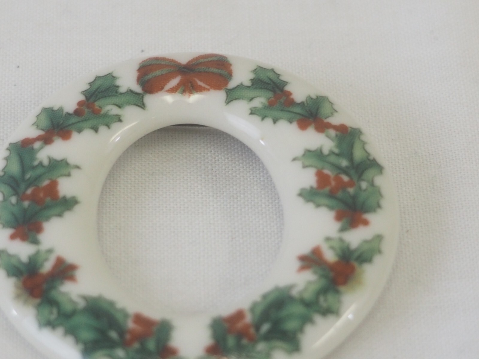 Vintage Spode Christmas Tree Holiday Cheer Pin Brooch Ceramic Porcelain Wreath