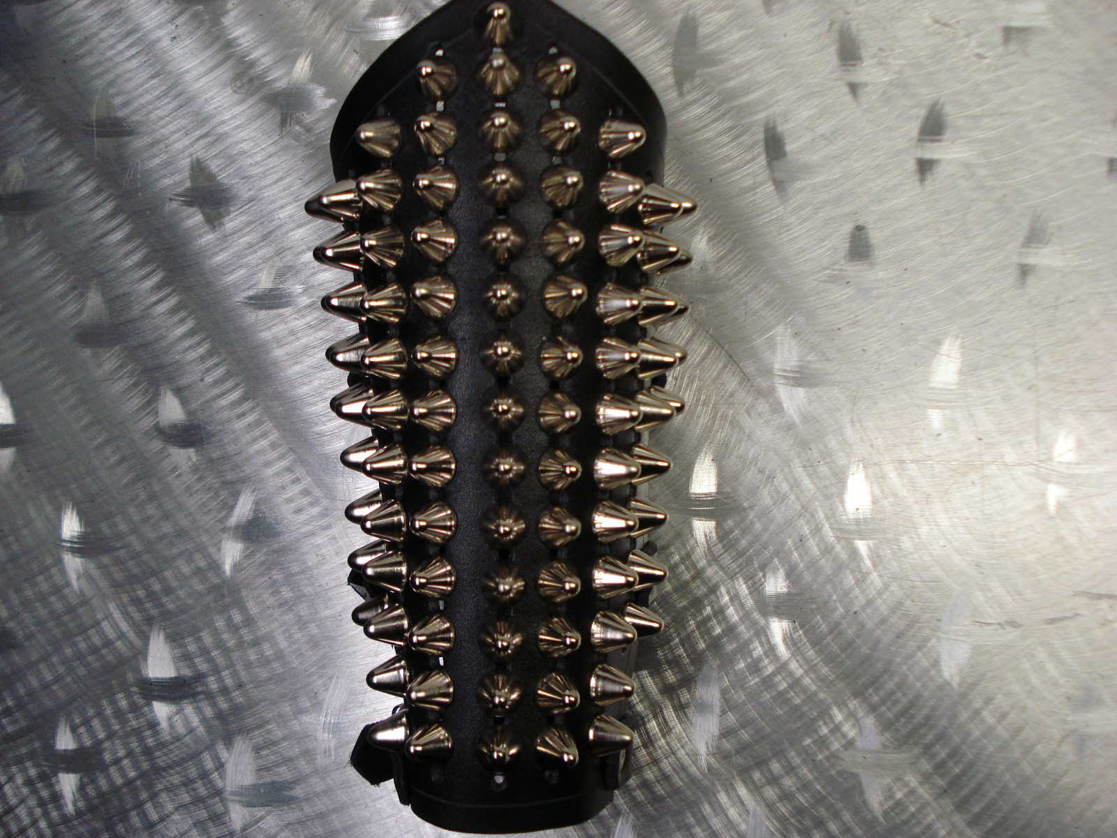 LEATHER UNISEX CONE STUDS GAUNTLETS.THRAS METAL… (MDLUG0312)….MANTAS’S