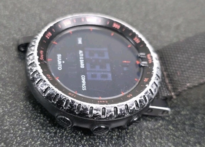 SUUNTO Watch Core Black Red Altimeter Barometer SS023158000 from Japan *flaws