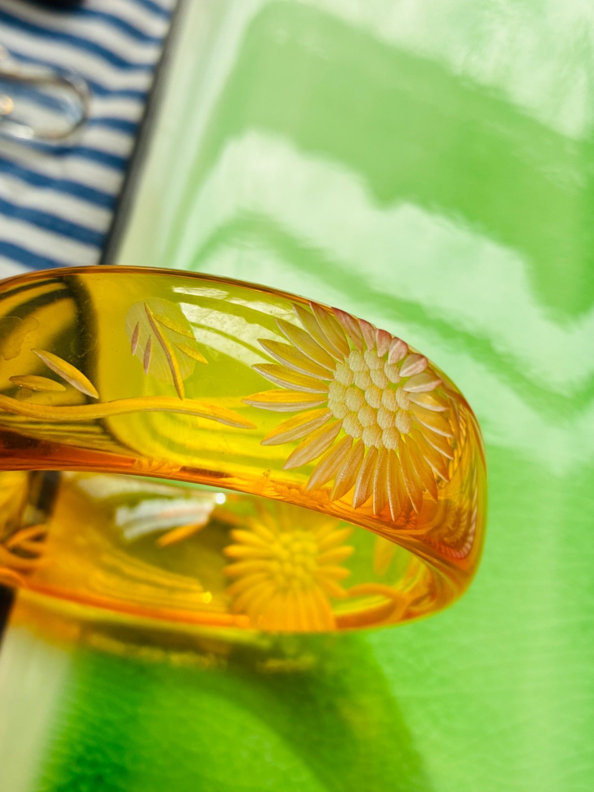 GORGEOUS Vintage Plastic Resin BANGLE BRACELET Carved Orange Beauty 2 3/4″ Inner