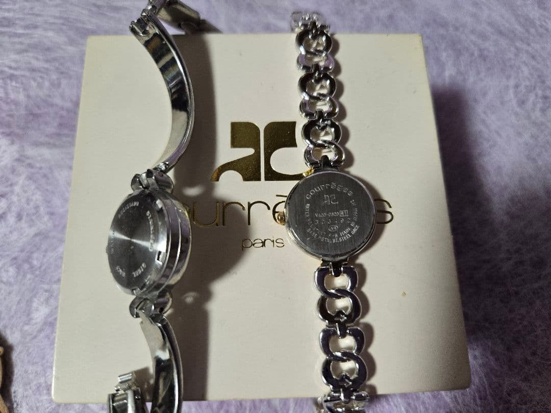 Four watches, including some junk items: SEIKO, GALAXY, Courreges, etc.
