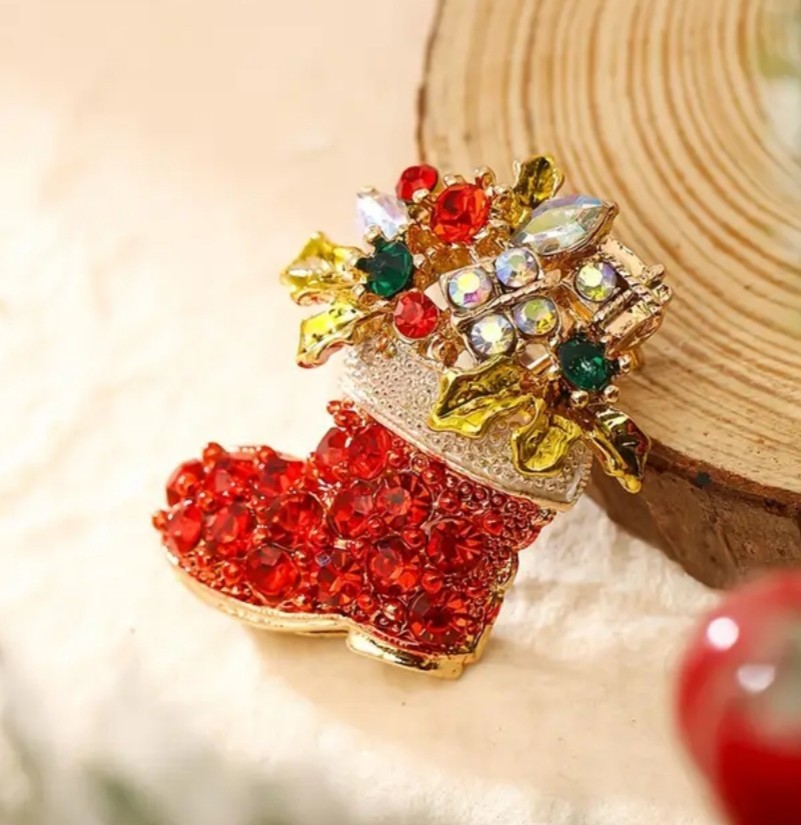 VINTAGE CHRISTMAS STOCKING SANTA CLAUS SLEIGH BOOT RHINESTONE GIFT PIN BROOCH
