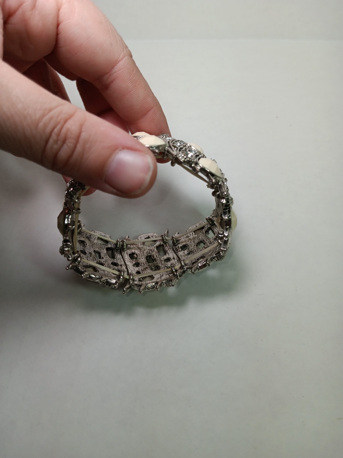 Stunning Stretch Bracelet Silver Tone Clear Rhinestones Off White Heart Stones