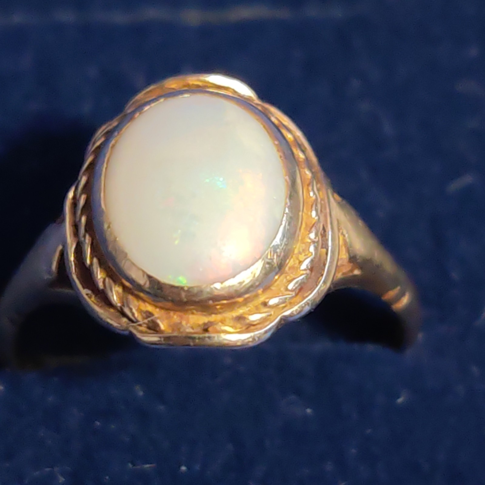 9ct Gold 375 Ring with Opal size N1/2 2.72g