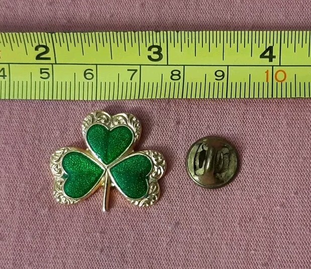CUTE Gold tone with Green Enamel Shamrock 3 Leaf Clover jacket lapel pin