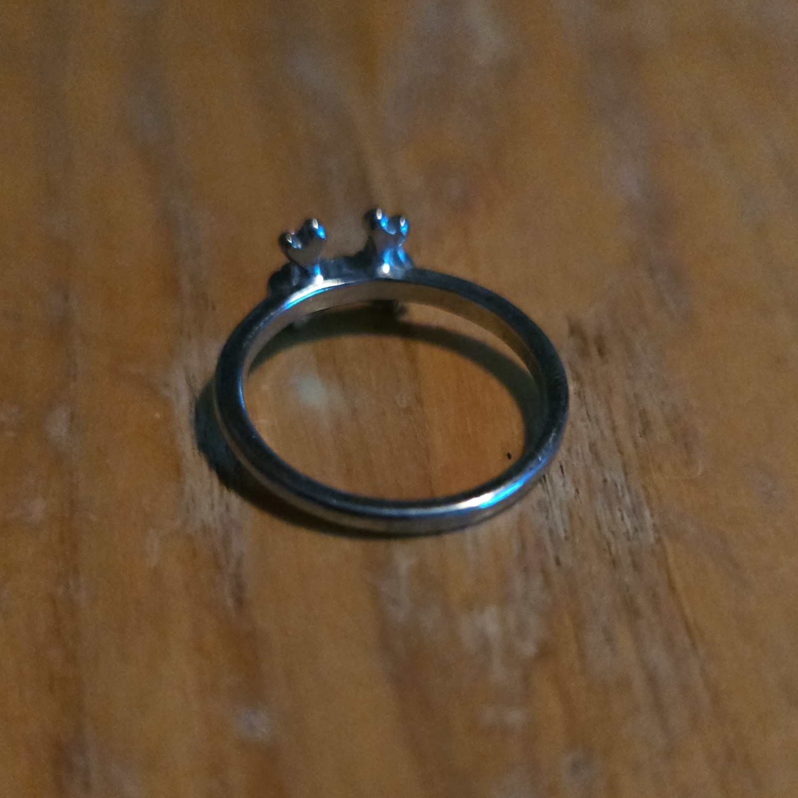 Silver Tone Metal Band Ring with Small Decorative Crab Detail Size 7