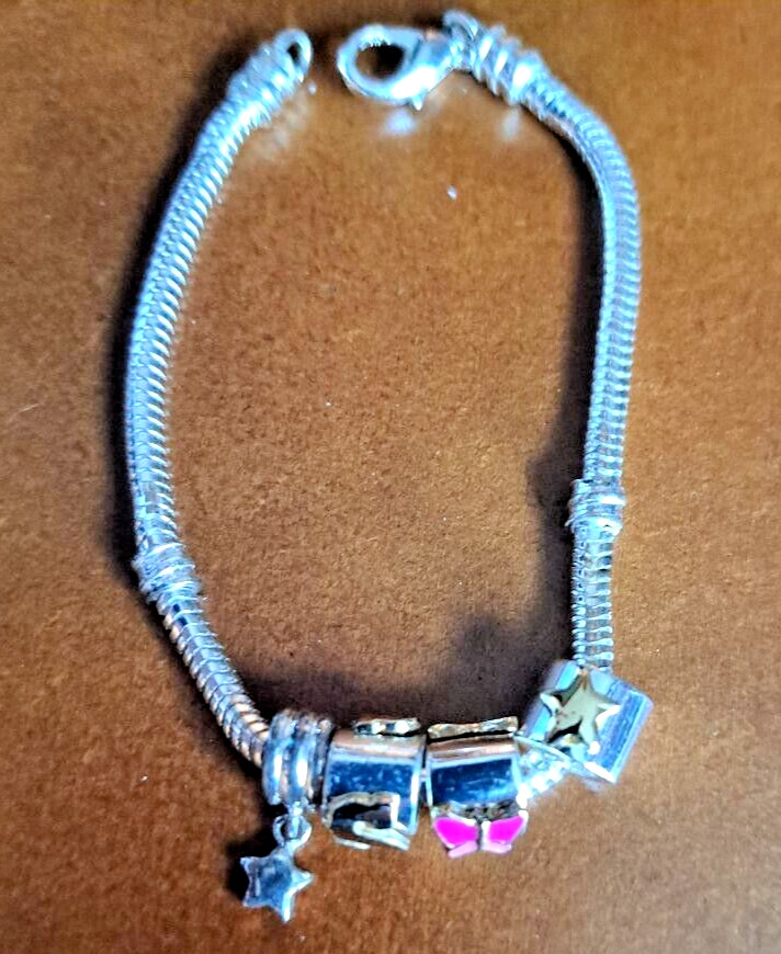 ESTATE FIND – IN THE STYLE OF PANDORA WITH 4 CHARMS – APPROX. 7″