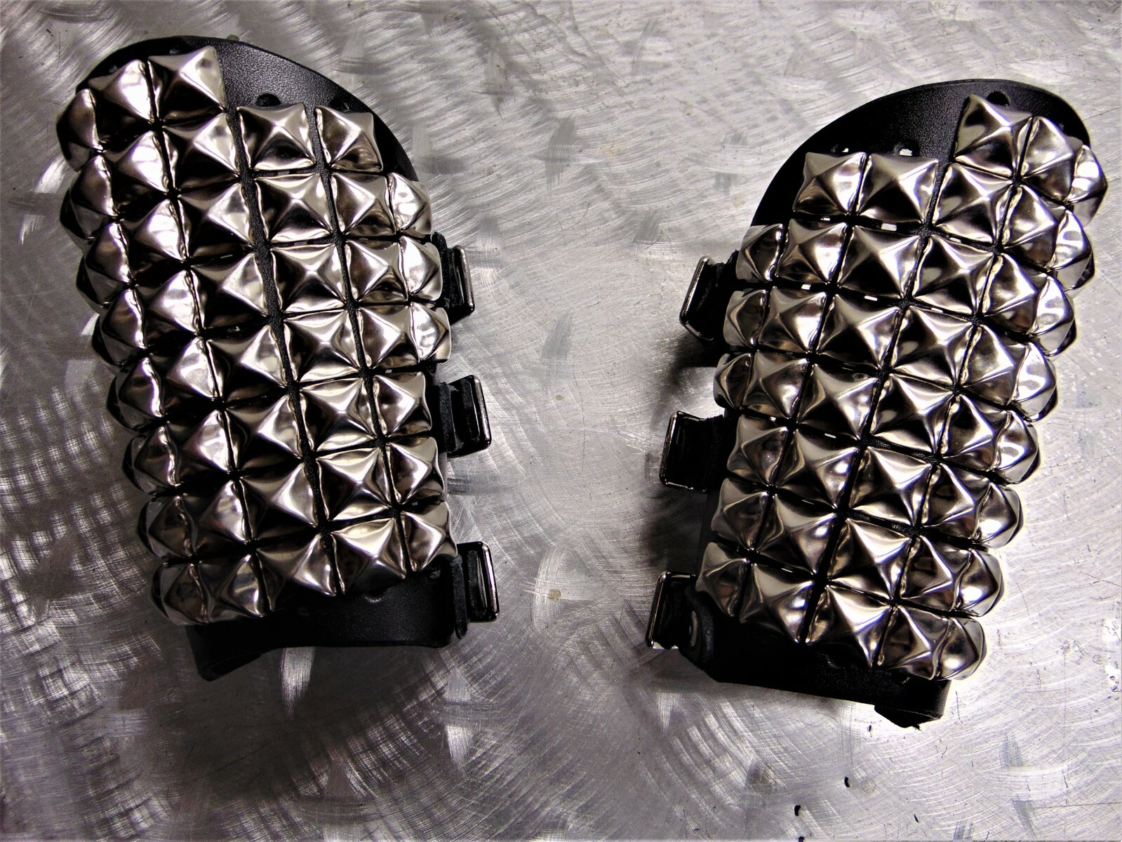 BLACK STUDDED LEATHER GAUNTLET. BLACK DEATH (MDLG0243)….. EXITER