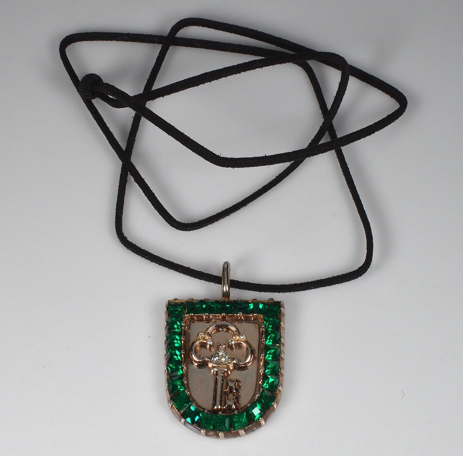ART DECO EMERALD CRYSTAL STERLING PENDANT NECKLACE “KEY TO MY HEART” C.1930