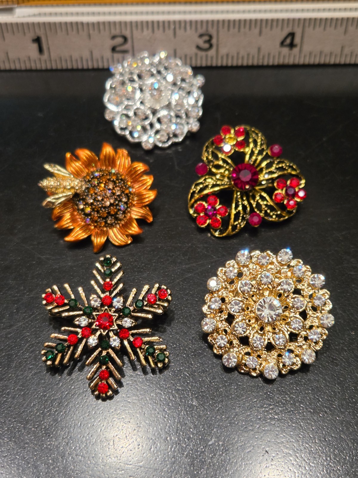 Beautiful Multicolor Rhinestone Flower Floral Bouquet Bee Brooch Lot 293-179