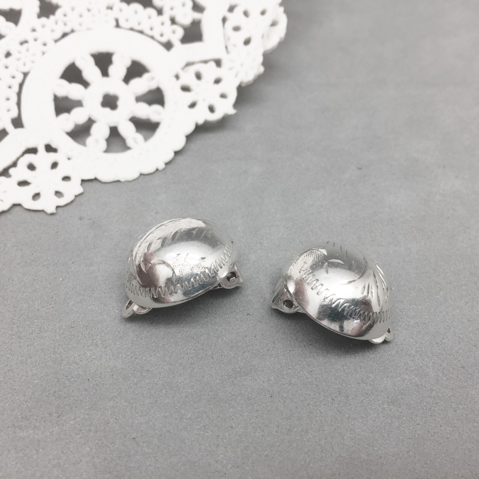 Sterling Silver Dome Button Clip Earrings Hand Engraved 5/8″ Polished 5.4 Gram