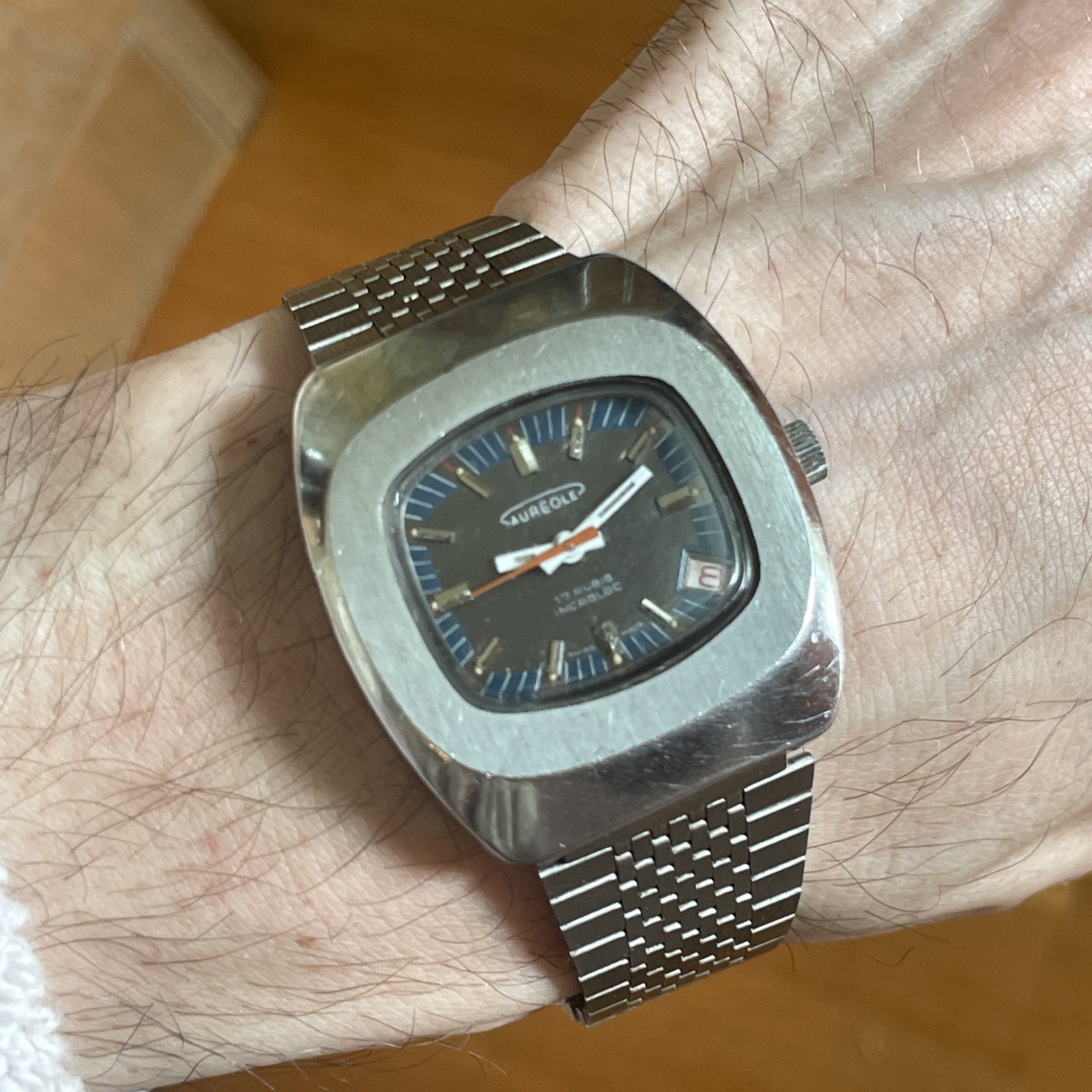 VINTAGE STAINLESS STEEL MEN’S SWISS WATCH AUREOLE DATE AT 4 Manual wind