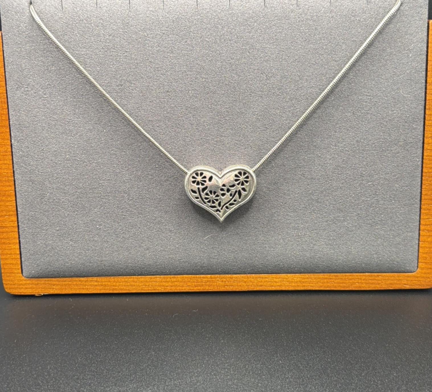 BRIGHTON PRETTY HEART PENDANT FLOWER MOTIF & CHAIN 18″