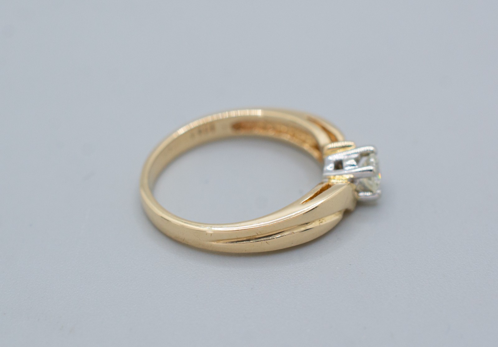 (MA5) 14K Yellow Gold Solitaire Diamond Ring .15 ctw 2.4 Grams Size 4