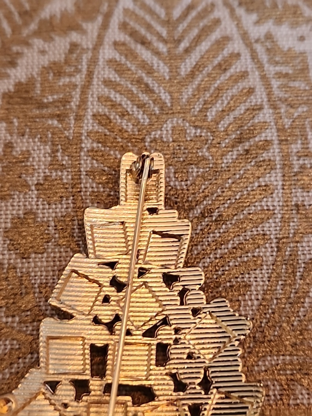 Holiday Lane Gold Tone Christmas Tree w/ Colorful Stones Brooch Pin 2.25″ x 1.75