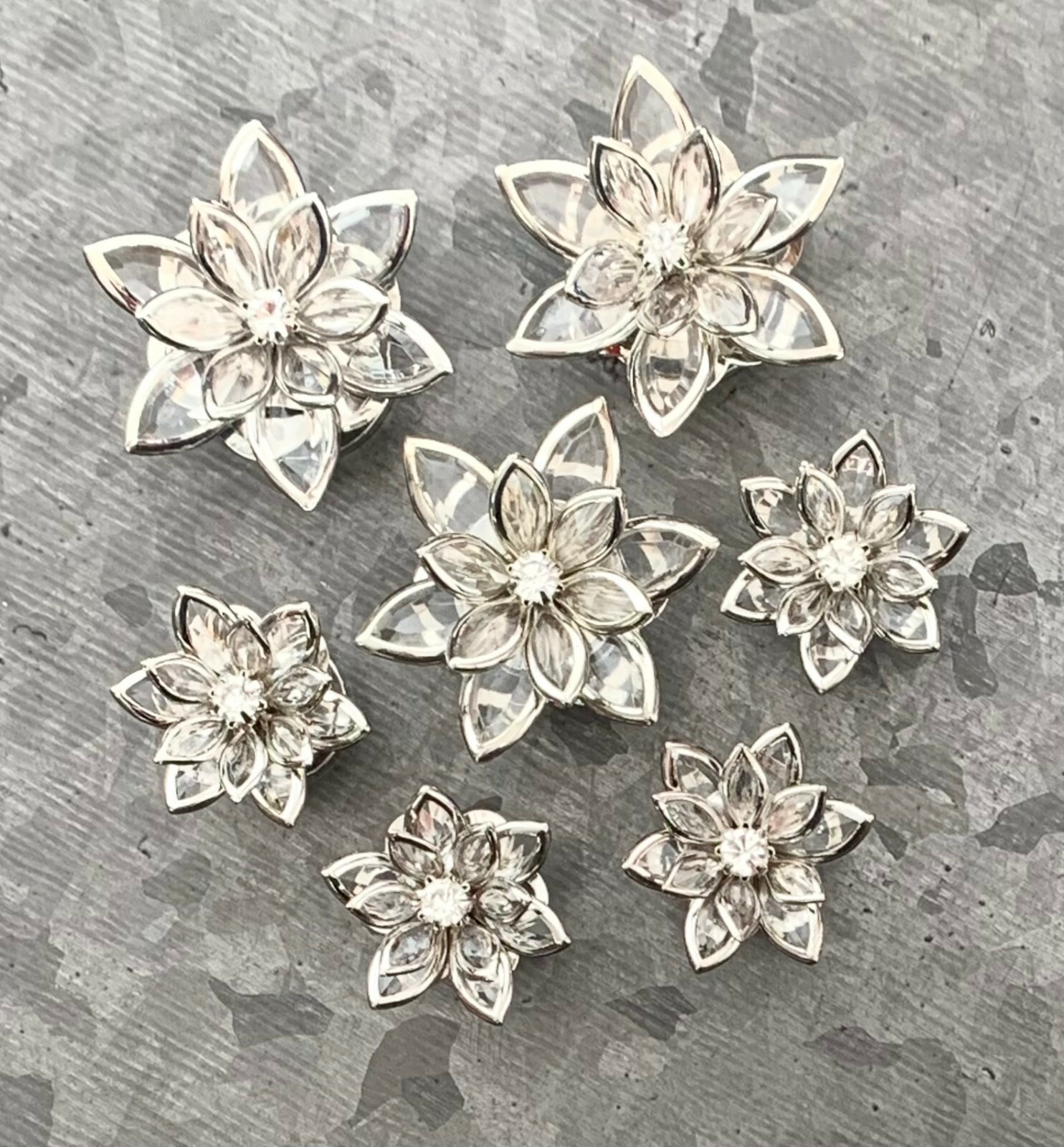 PAIR Crystal Petals Flower Steel Screw Fit Tunnels Plugs Earlets Gauges