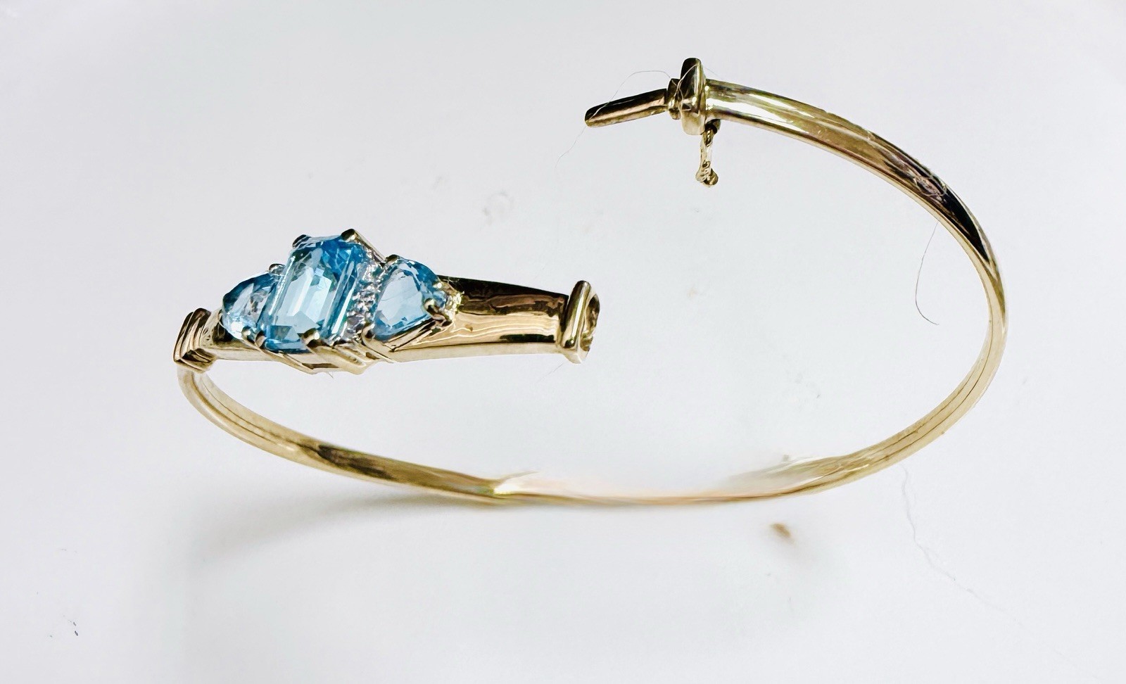 10K Solid Yellow Gold Bracelet With Blue Gem & Diamonds ~ 7 inches ~ 6 Grams.