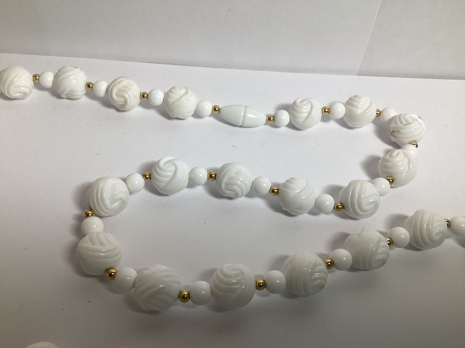VINTAGE 29 1/2” WHITE WITH GOLD ACCENT BEADS NECKLACE BEADS SHAPED LIKE KNOTS