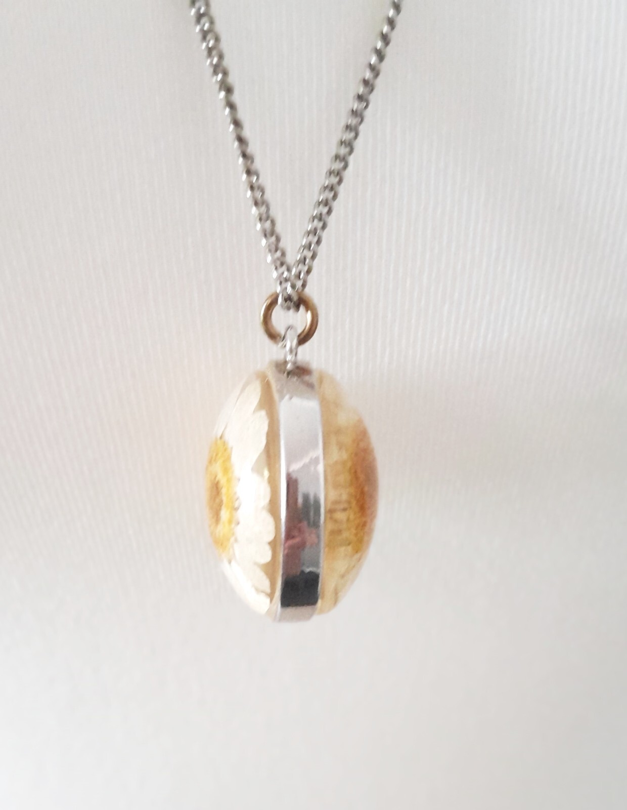 Accessorize resin real daisy flower pendant & silvertone necklace L32½in 82cm