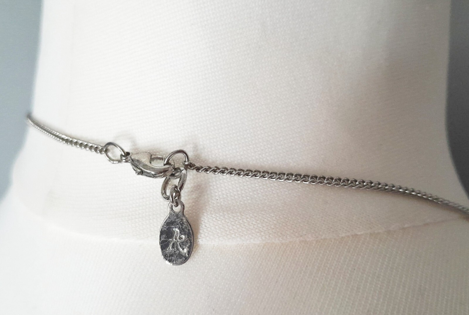 Accessorize resin real daisy flower pendant & silvertone necklace L32½in 82cm