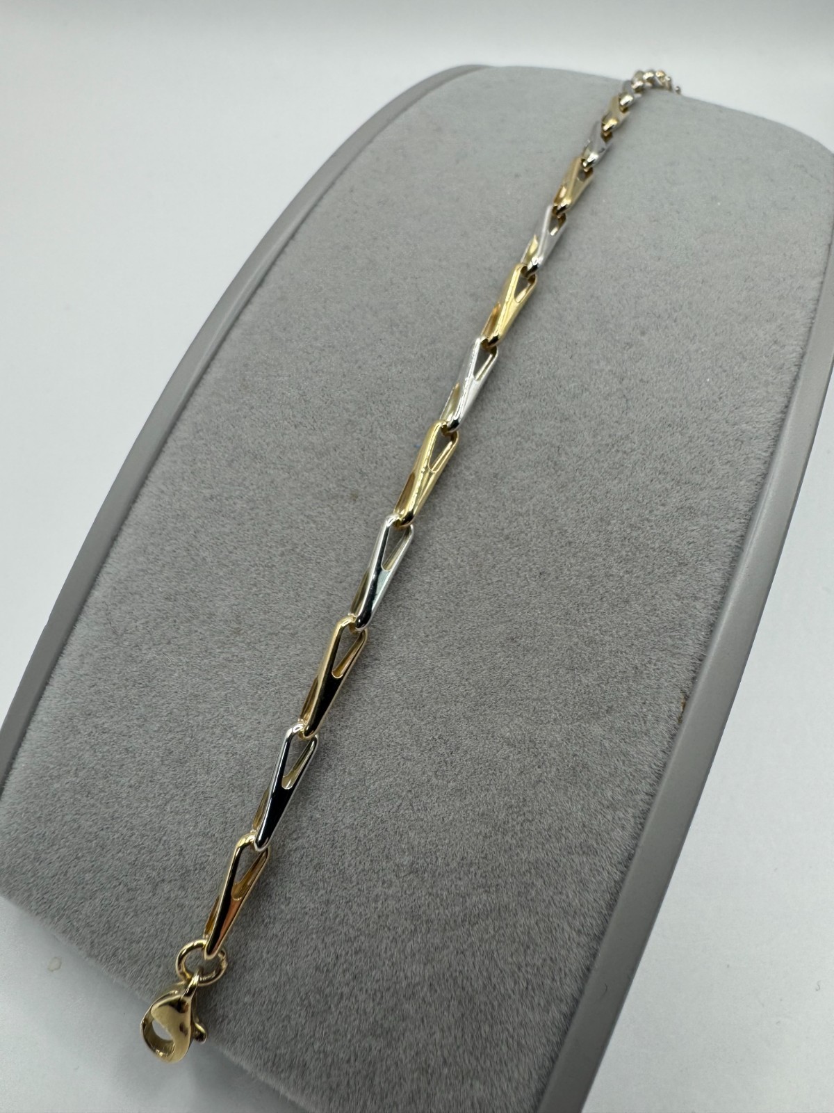 Yellow and White Gold Bracelet 9ct Hallmarked, Length 7.5 Inches (A0554)