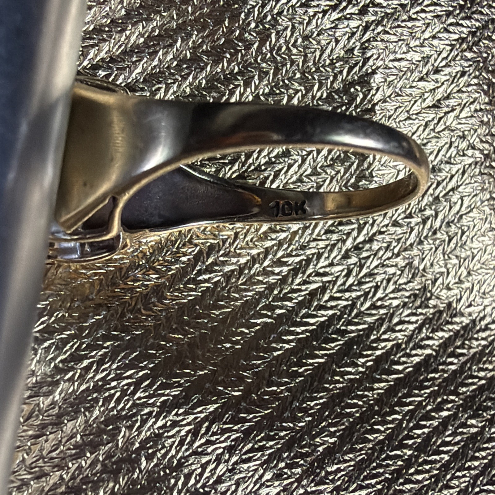 10k GOLD RING 2.4 GRAMS SIZE 6.0 INCHES